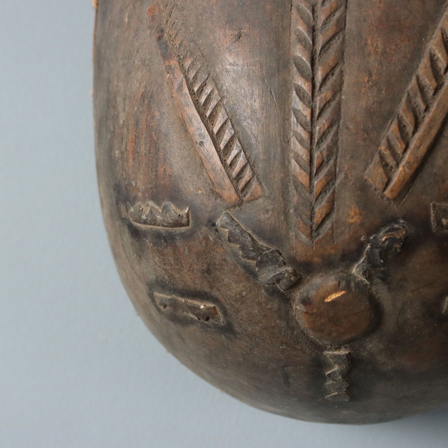 Plastron en bois, art Makonde, Mozambique, XXe siècle photo vinterior