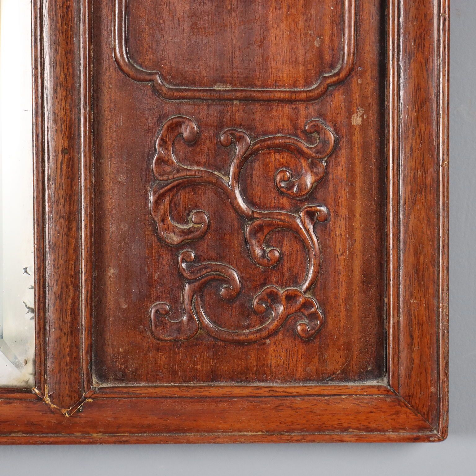 Antieke spiegel, exotisch hout, Chinoiserie-snijwerk, 19e eeuw photo vintage