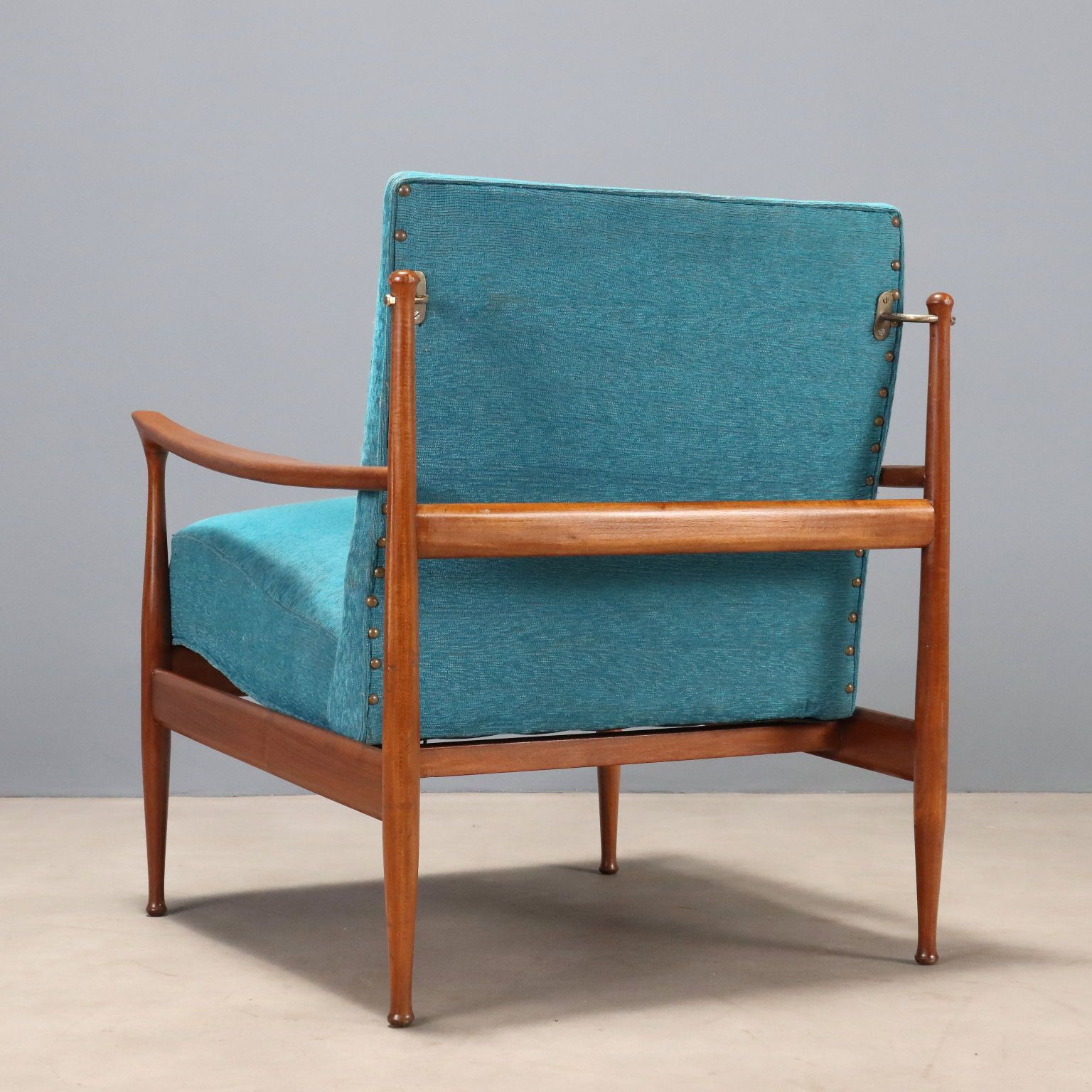 photo for sale Fauteuil vintage en teck, revêtement tissu, design italien, années 1960
