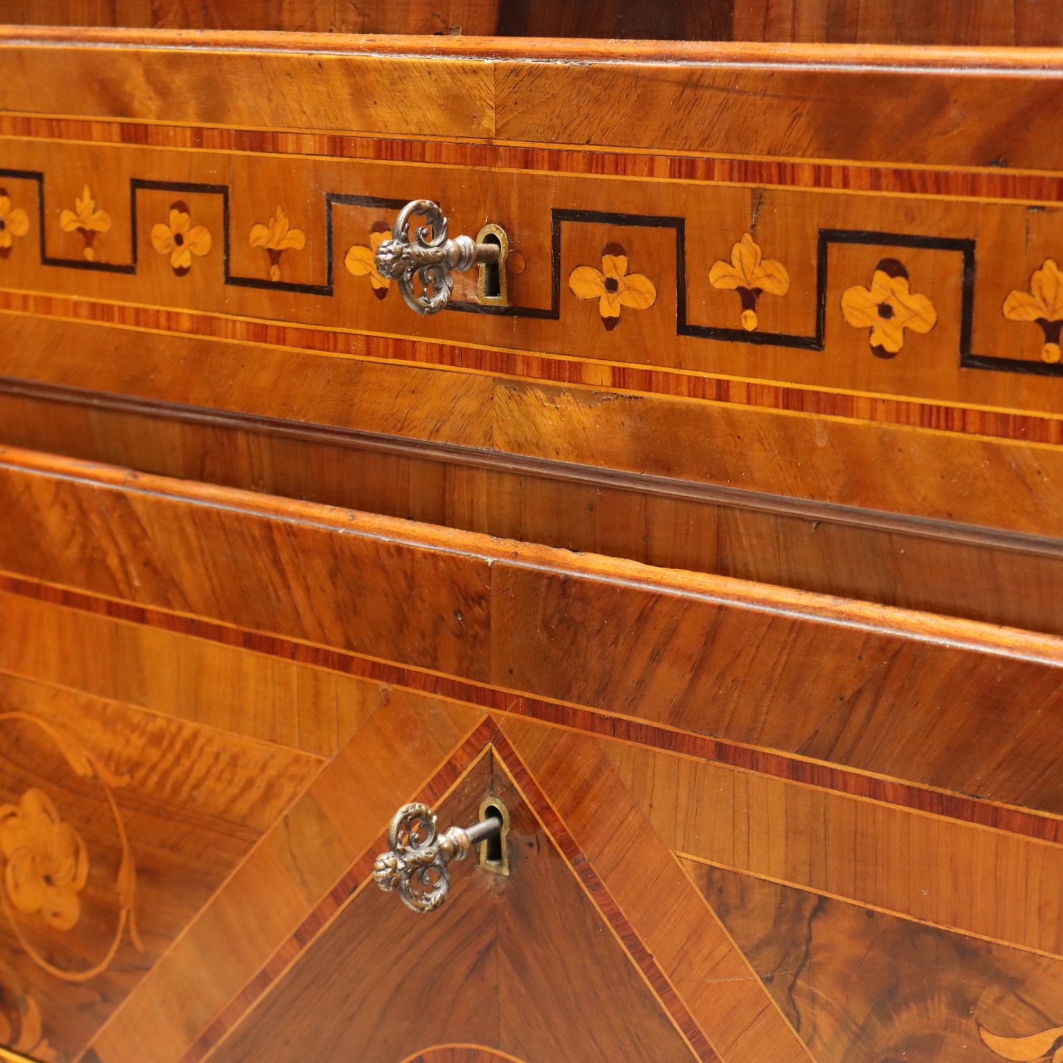 photo for sale Commodes néoclassiques en noyer, XVIIIe siècle