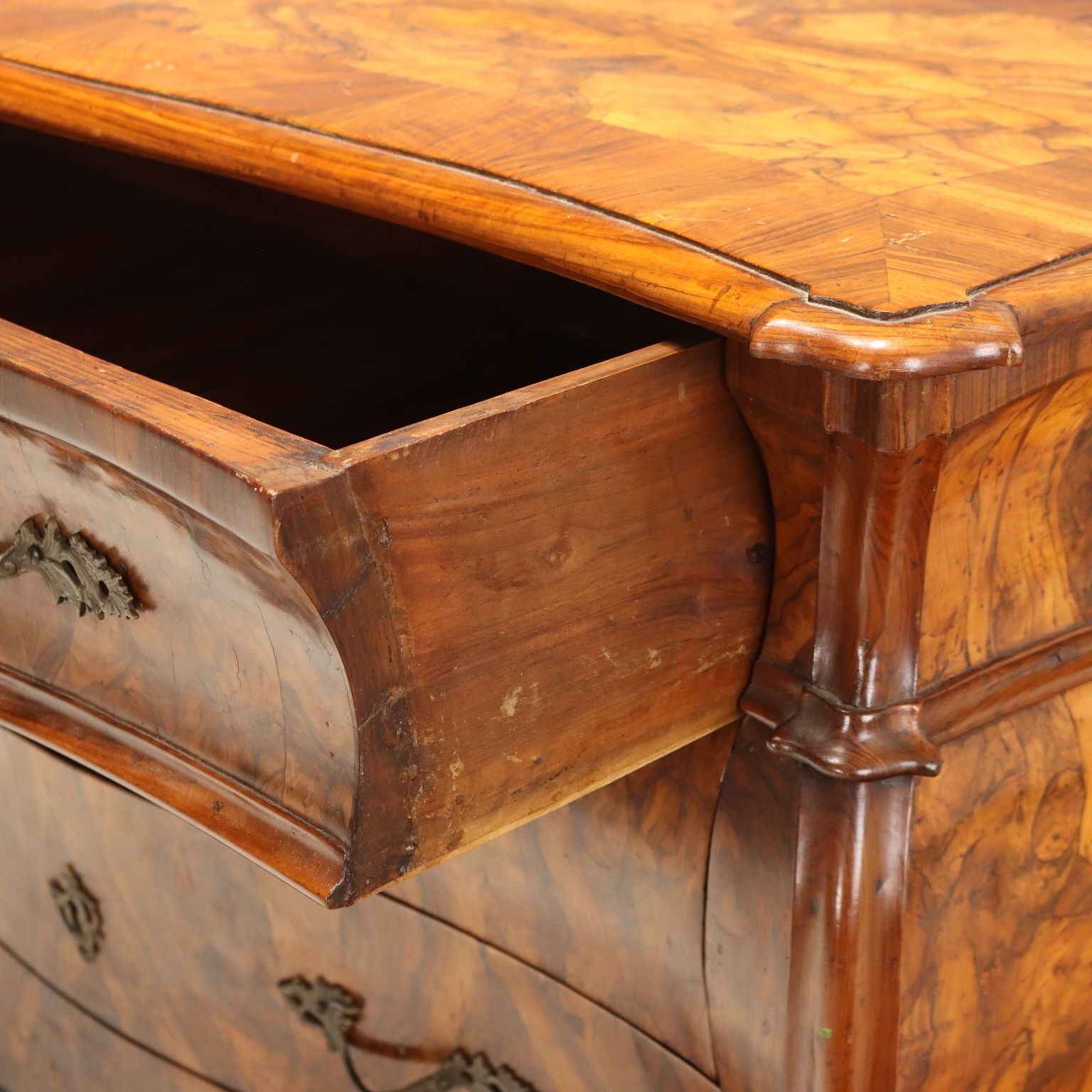 Paire de commodes d'époque en placage de loupe de noyer, Lombardie, XVIIIe siècle photo 17170.0