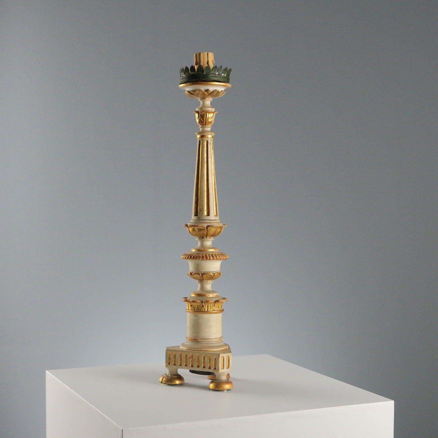 Candélabre en bois sculpté et doré - Italie, XIXe siècle