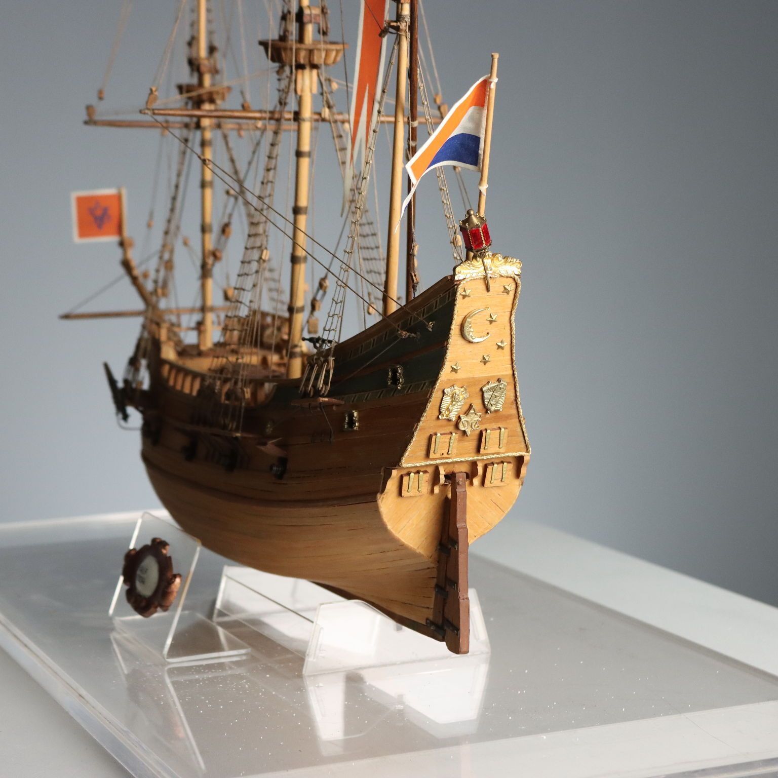 Woonaccessoires Antiek houten schip in plexiglassenkoffer, handgemaakt, 20e eeuw photo