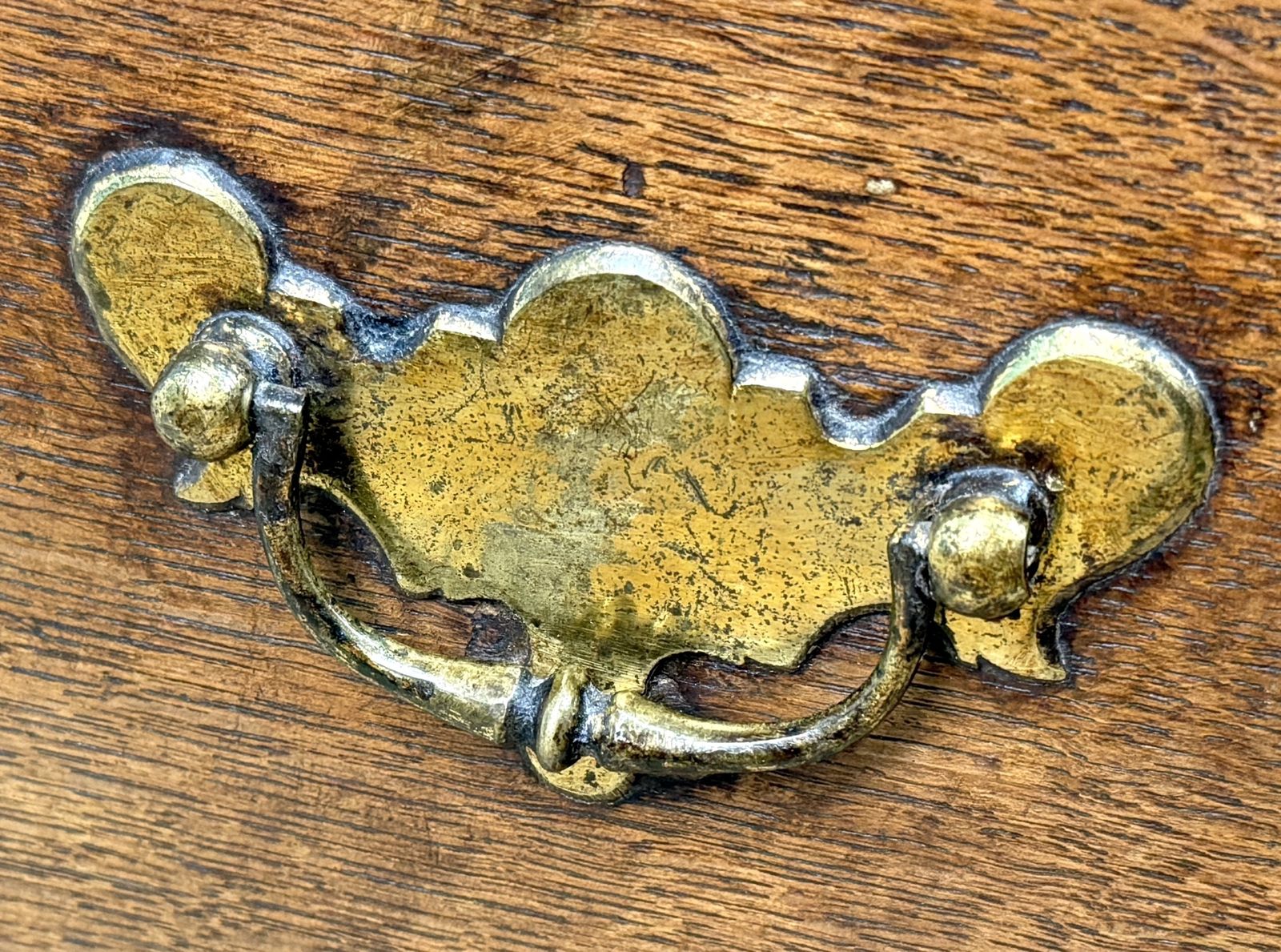 Chaise percée en chêne d'époque XVIIIe siècle, rare, en forme de petite table de chevet (Angleterre, vers 1720) photo Mobilier