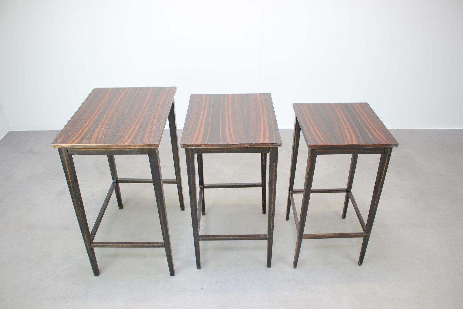Mid-Century Modern nesteltafels met Macassar fineer, set van drie, Tsjechoslowakije, jaren 1950 photo 793.0