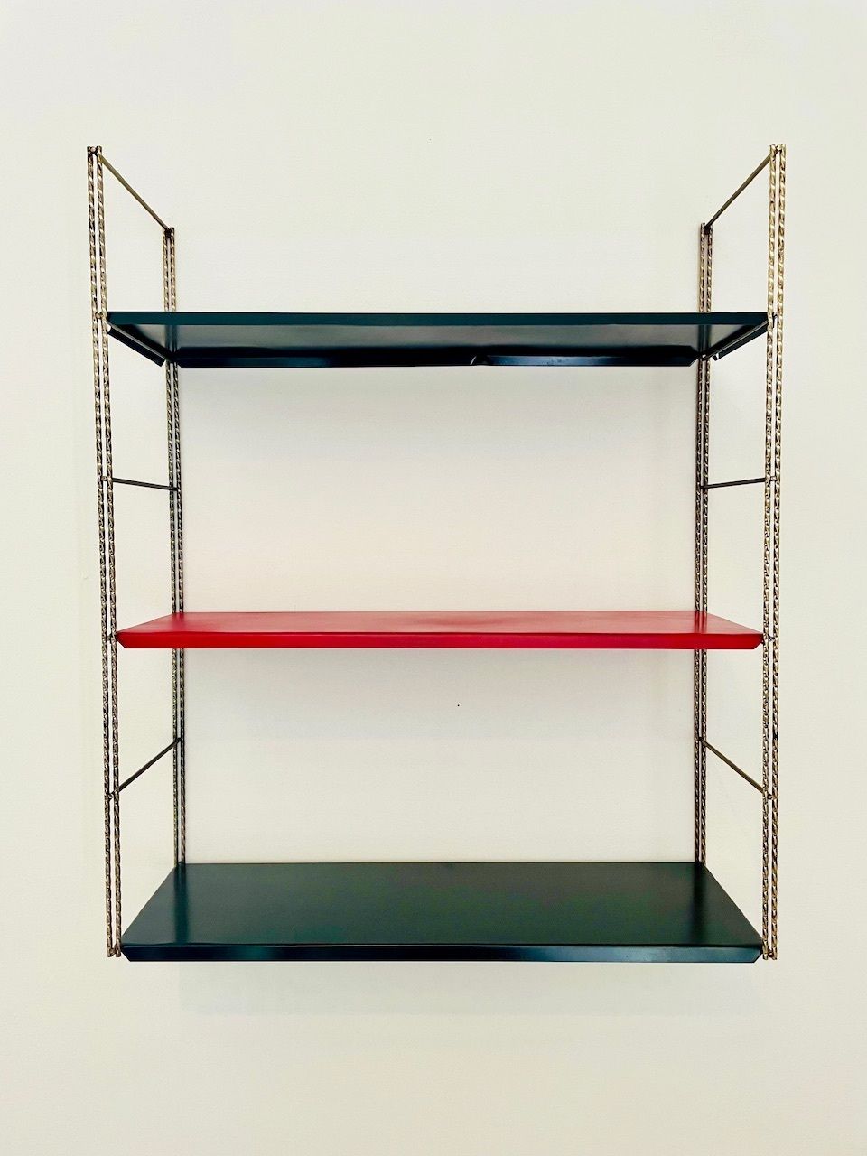 Mid-Century Modern, verstelbare wandplank van messing en metaal, jaren 1960
