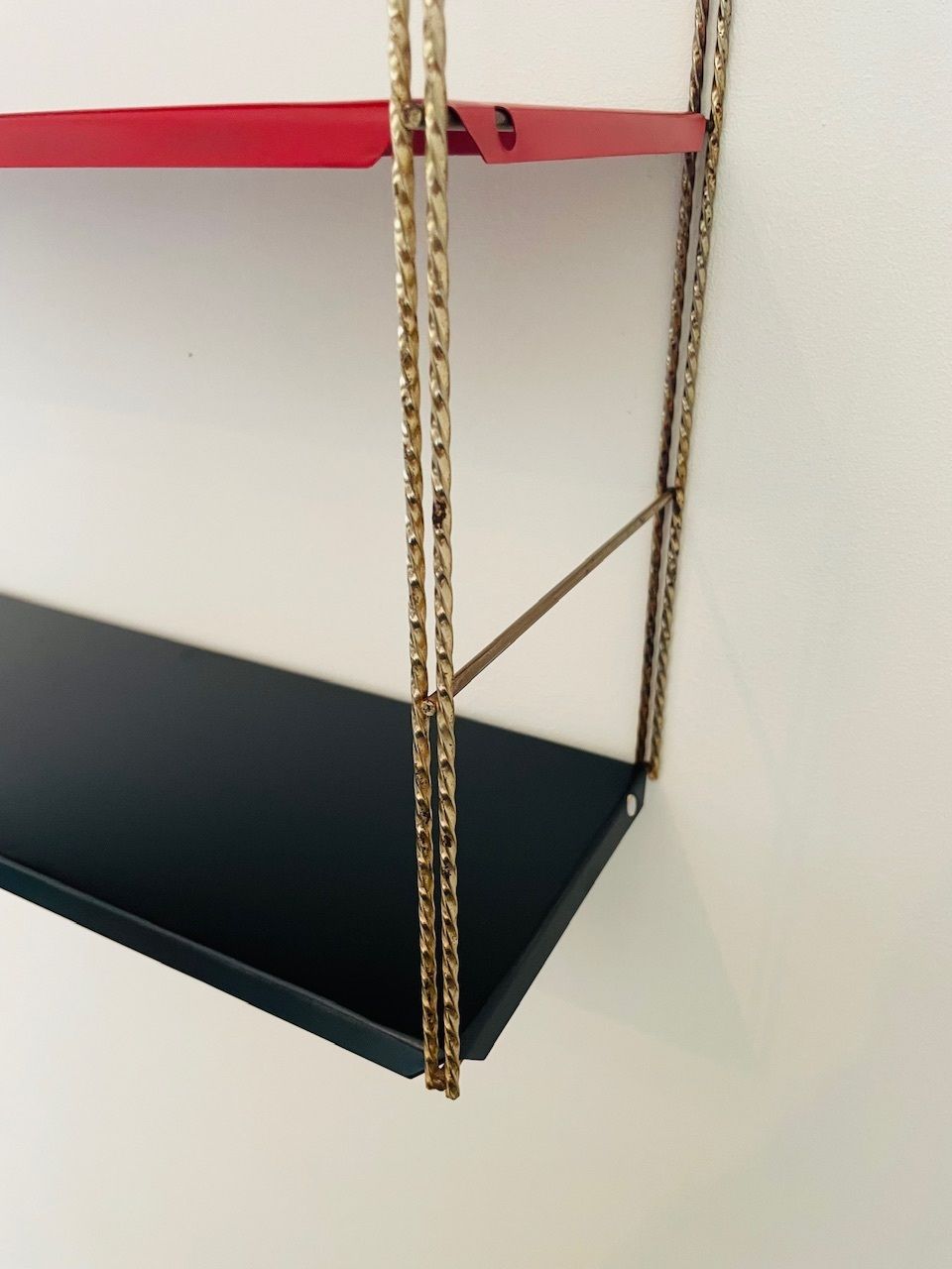 Woonaccessoires Mid-Century Modern, verstelbare wandplank van messing en metaal, jaren 1960 photo
