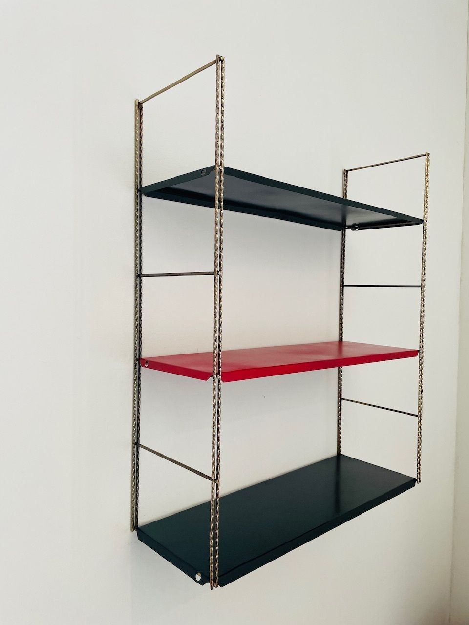 275.0 Mid-Century Modern, verstelbare wandplank van messing en metaal, jaren 1960 photo