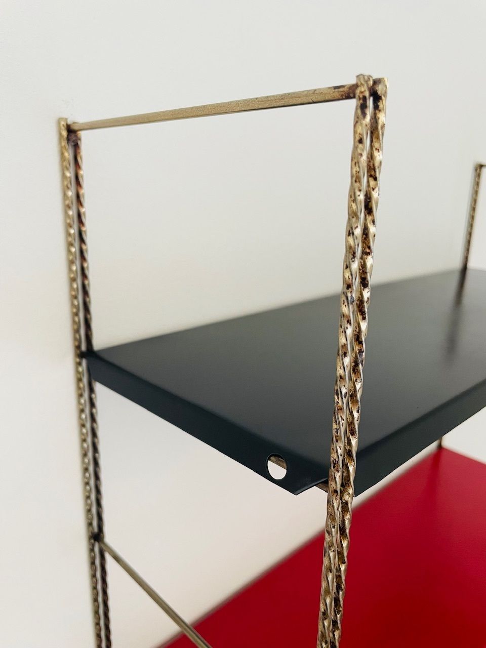 photo vinterior Mid-Century Modern, verstelbare wandplank van messing en metaal, jaren 1960