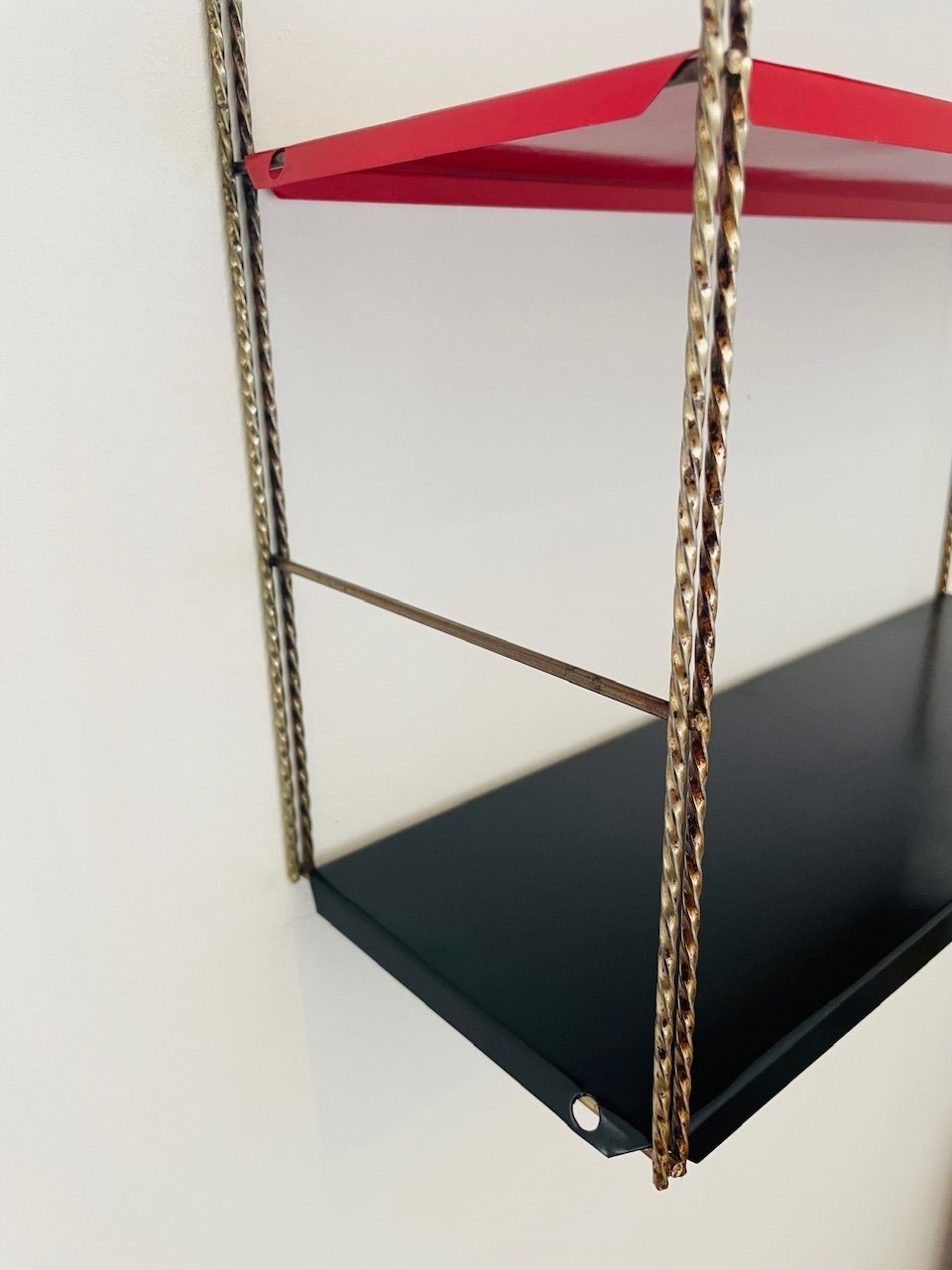 photo vintage Mid Century Modern, Adjustable Brass And Metal Wall Mounted Shelf, 1960s