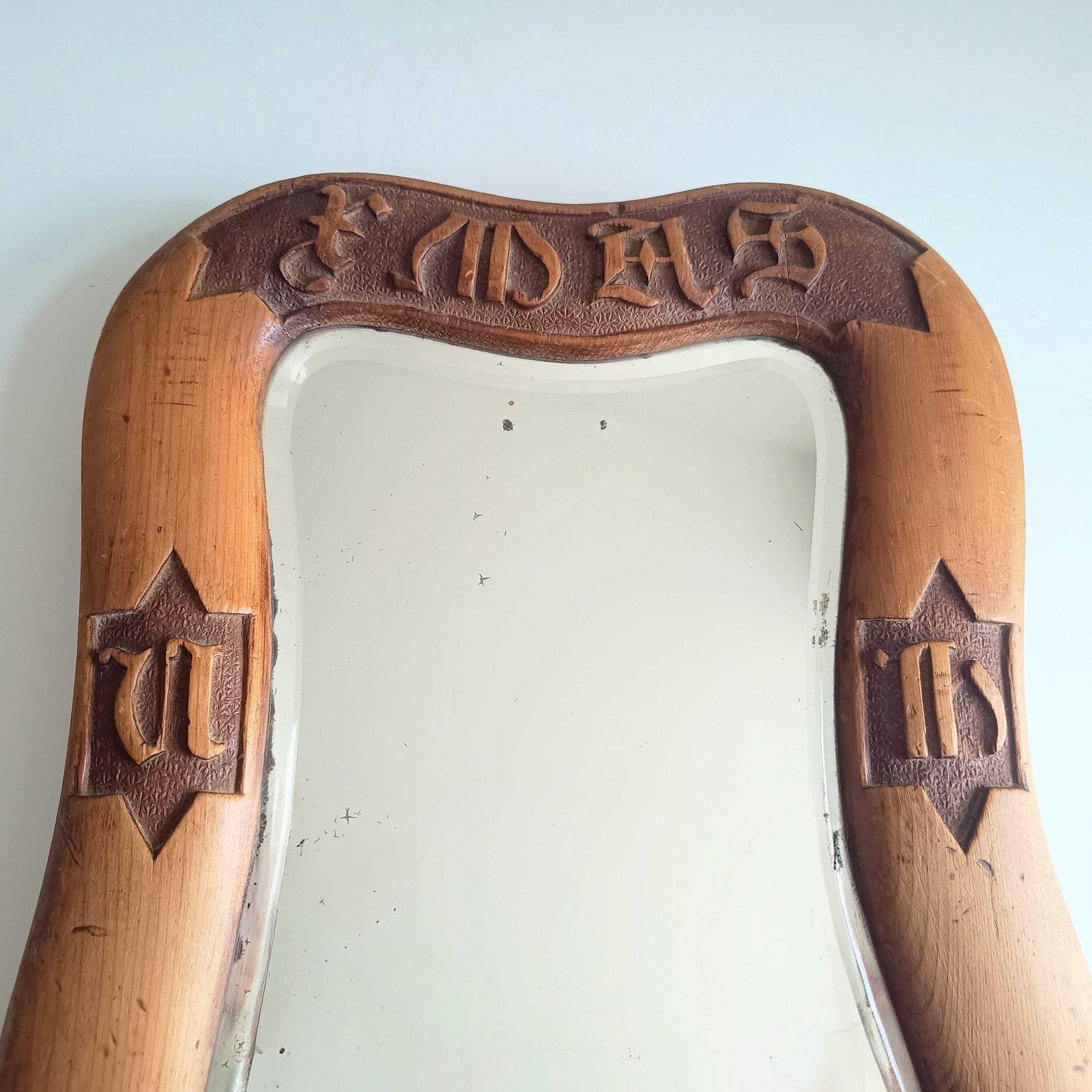 Antiek Engelse Arts & Crafts tafelpiegel, gedateerd 1912, gesneden inscriptie, Cotswolds School photo vinterior