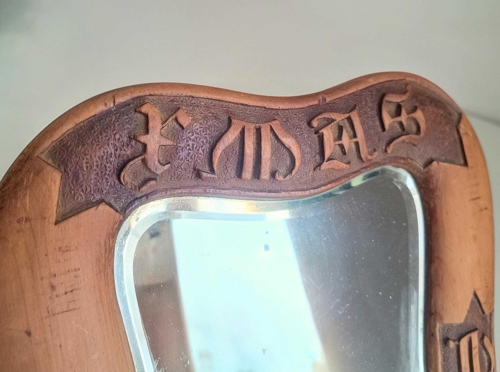 photo vintage Antiek Engelse Arts & Crafts tafelpiegel, gedateerd 1912, gesneden inscriptie, Cotswolds School