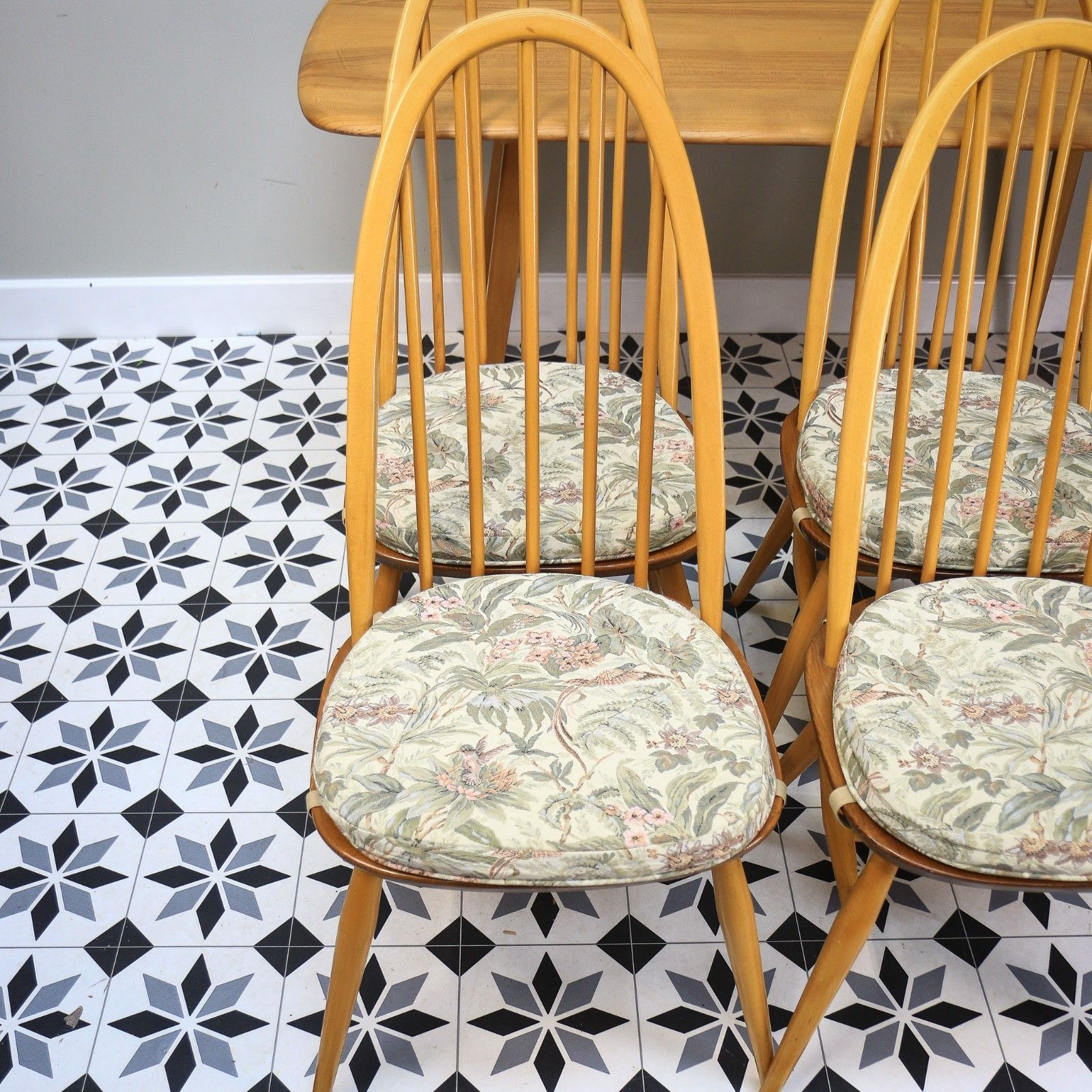 photo vintage Six Ercol Quaker 365 Chairs And Ercol Plank Dinnig Table  In Elm And