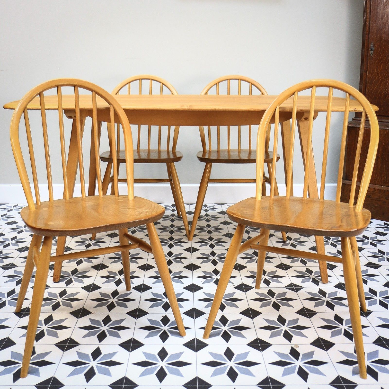 photo vinterior Four Ercol Windsor 370 Dining Chairs With 382 Elm Plank Dining Table