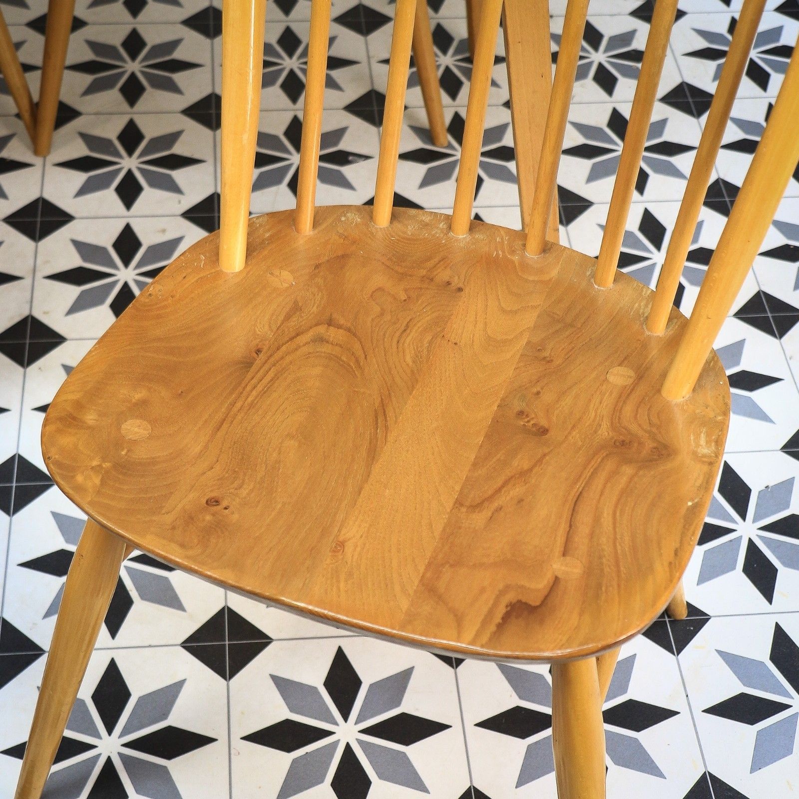 photo vintage Four Ercol Windsor 370 Dining Chairs With 382 Elm Plank Dining Table