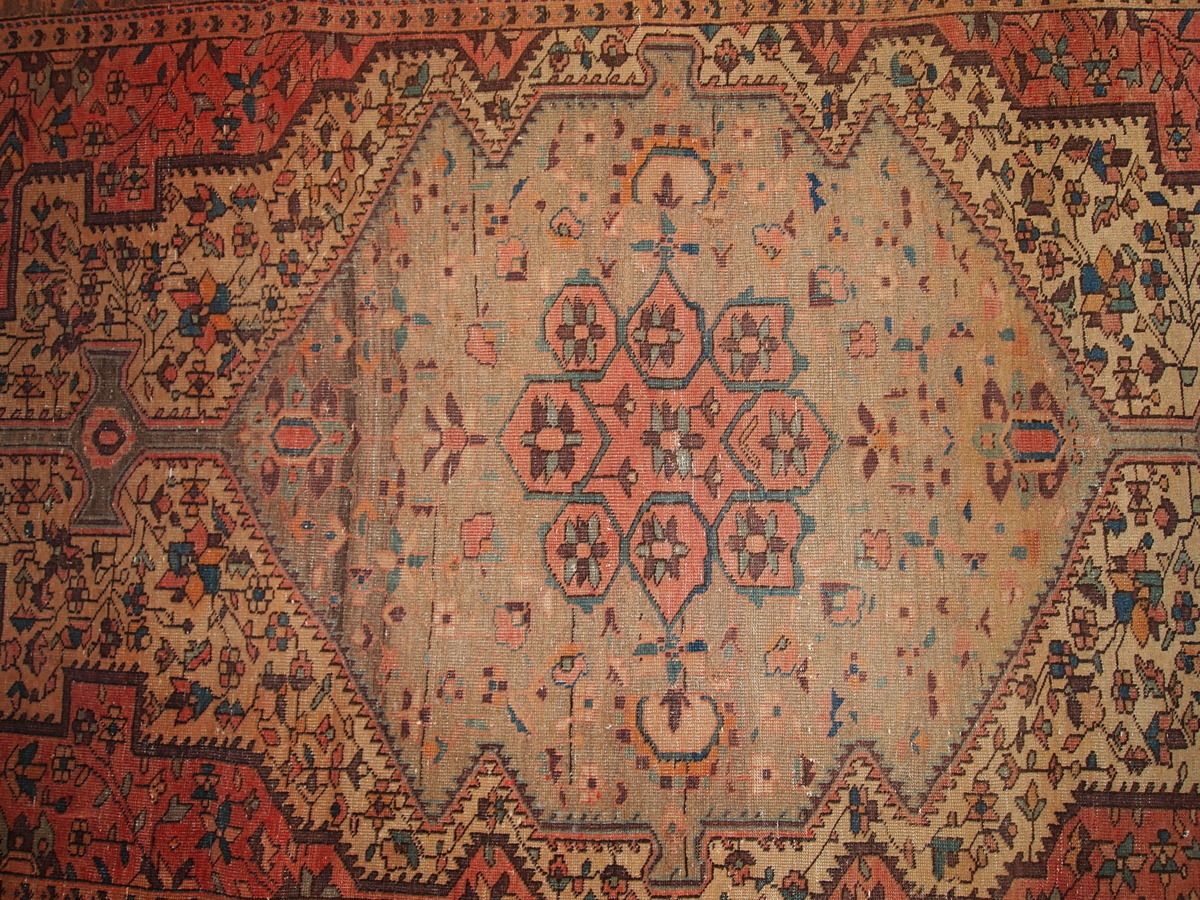 Tapis oriental fait main 131 x 204 cm, vert olive et rouge rouille, vers 1910 photo for sale