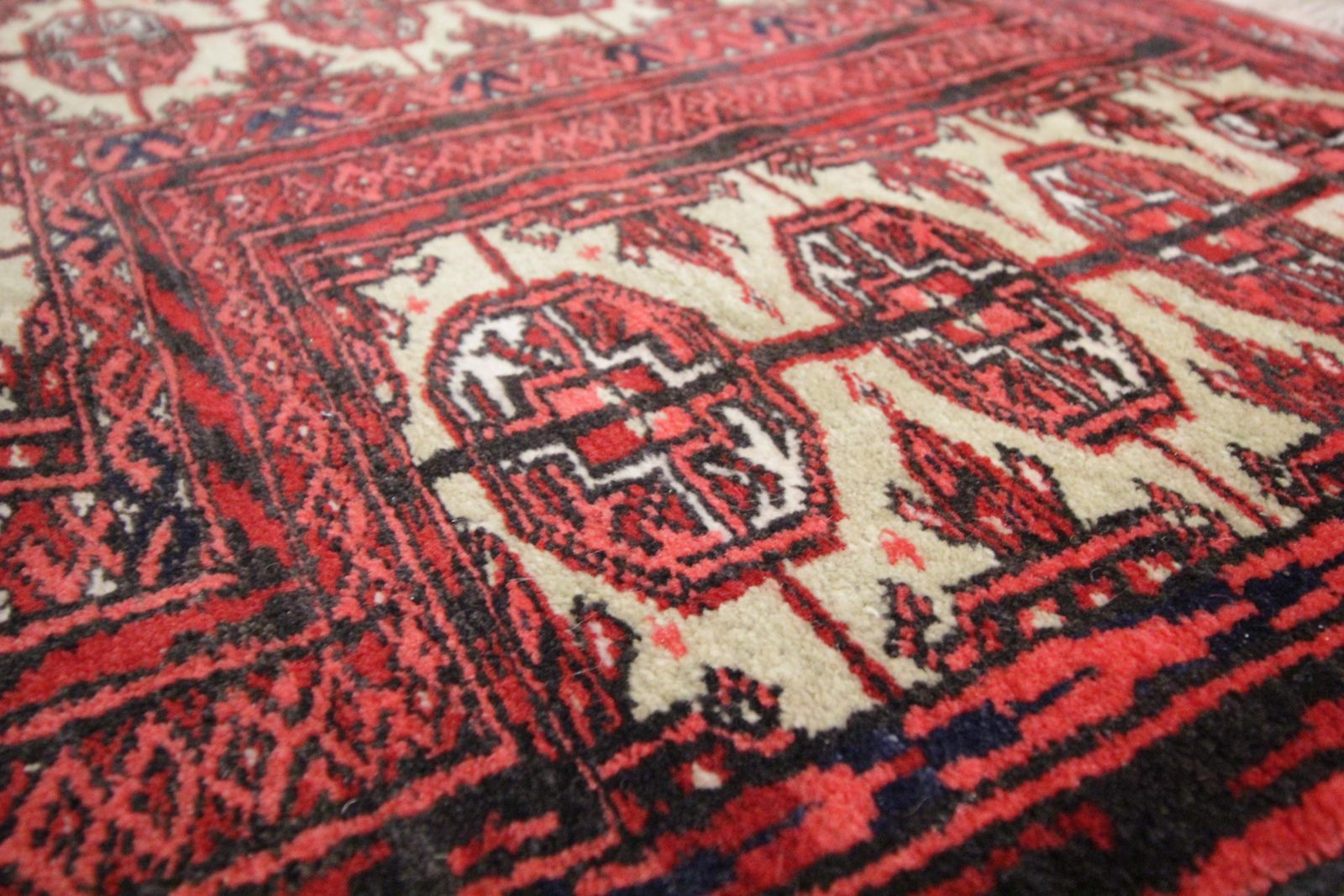Klein Vintage Woonkamervloerkleed, Traditioneel Handgeweven Oosters Wollen Vloerkleed photo vinterior