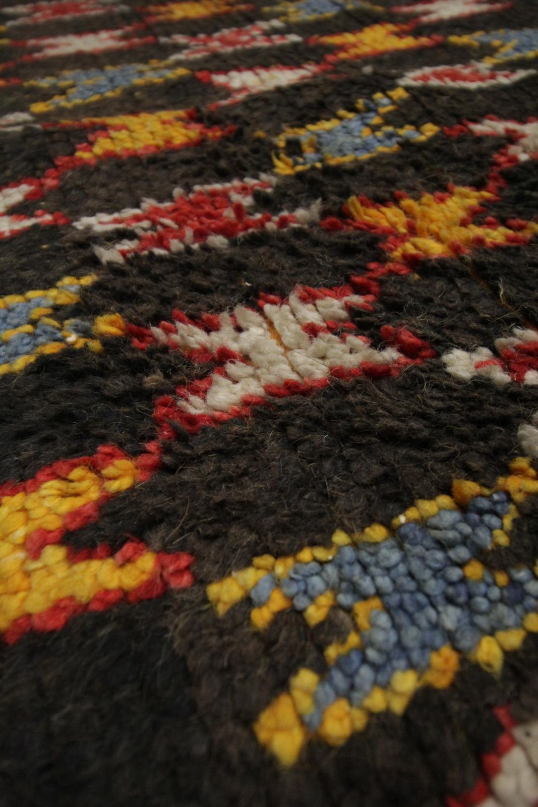 Tapis Gabbeh tissé à la main, laine nouée, motifs primitifs, tribal oriental photo for sale