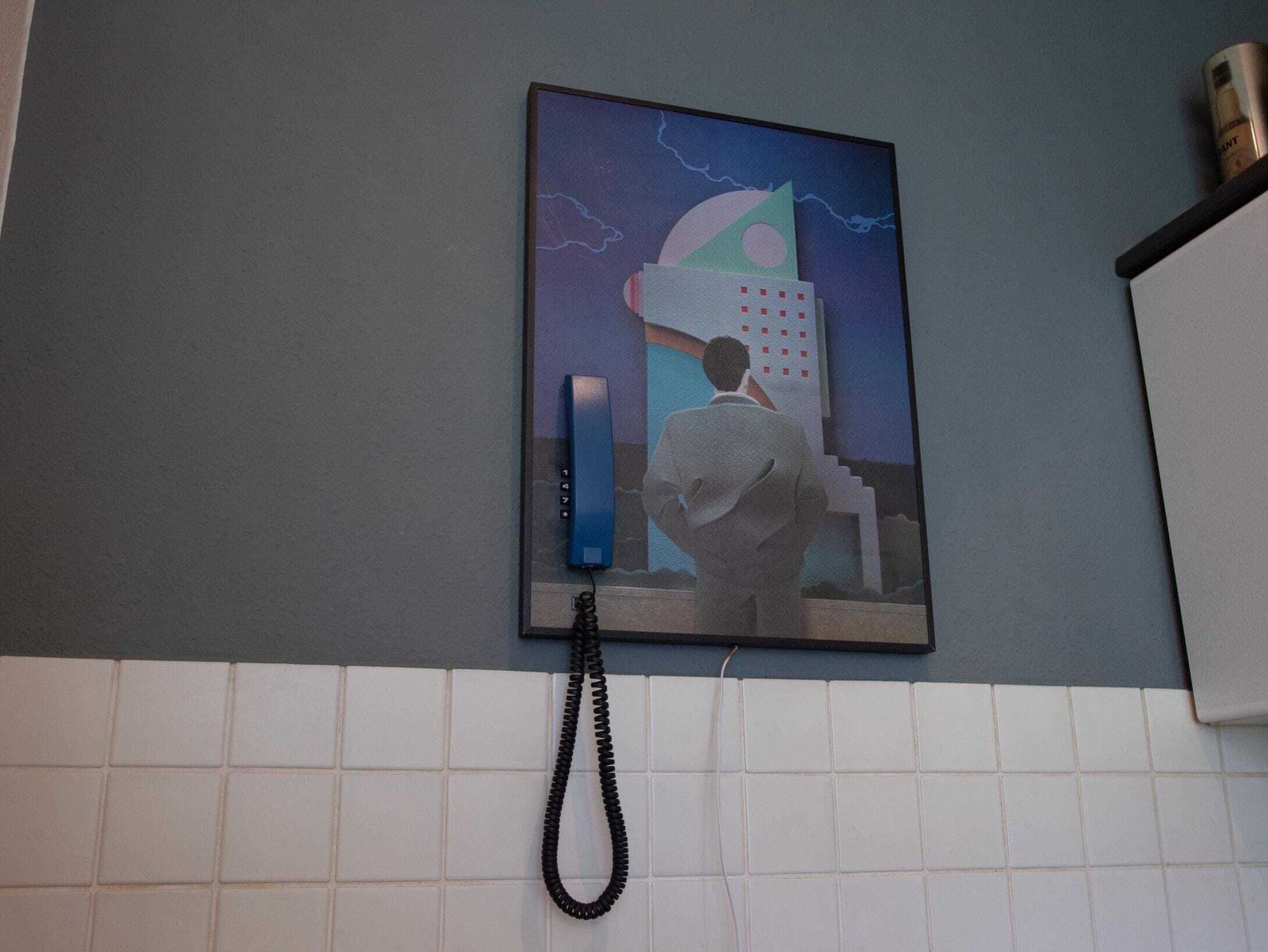 Wandkunstwerk uit de jaren '80 met telefoon – Memphis-stijl, postmodern, analoge print photo furniture