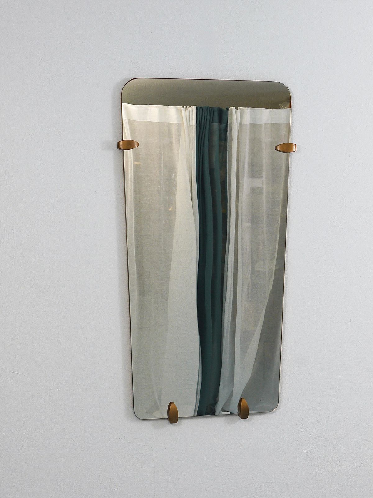 Grote trapeziumvormige mid-century passpiegel, Wenen, Oostenrijk, jaren 1950 photo Woonaccessoires