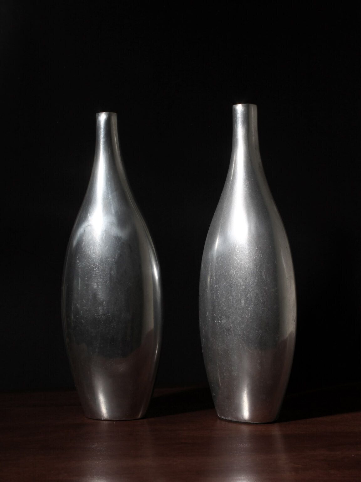 Paar gepolijste aluminium hoge vazen photo Woonaccessoires