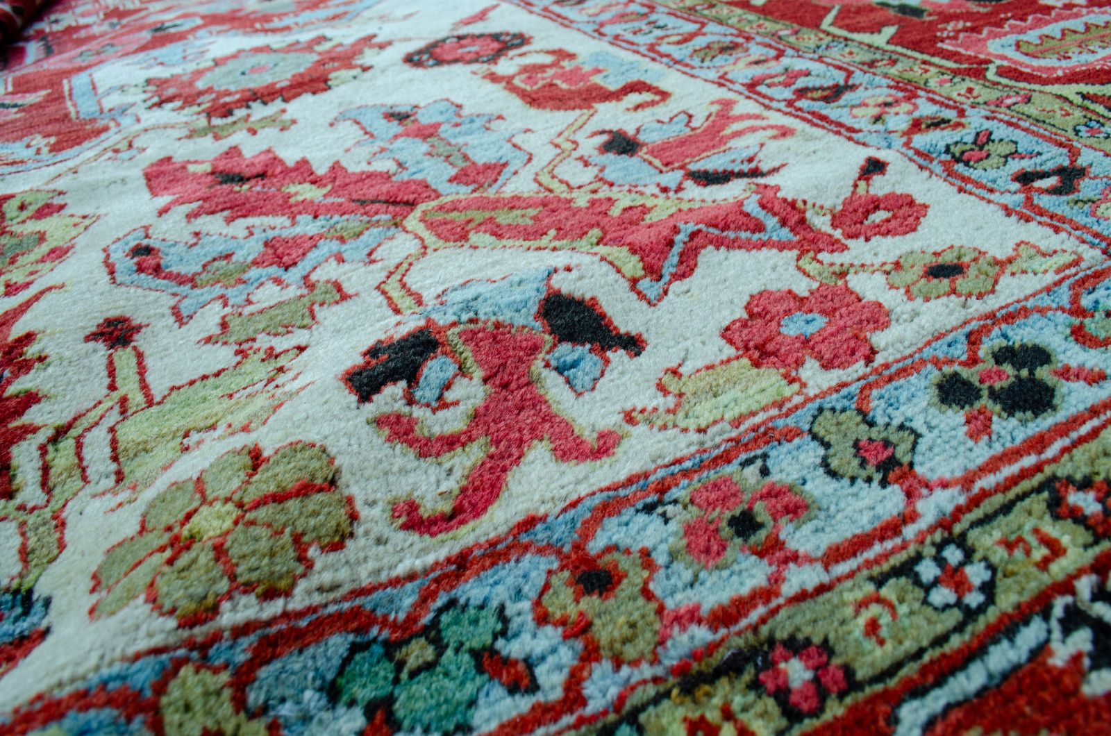 Antique Heriz Carpet 557x360cm photo furniture