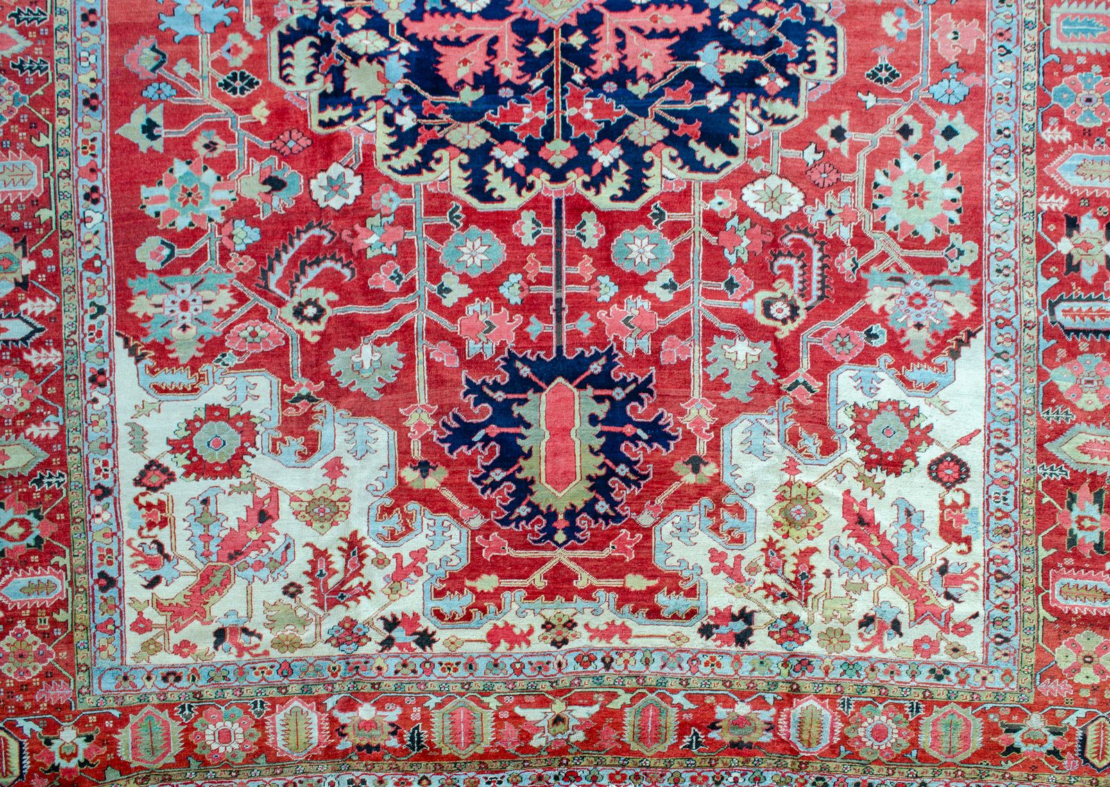 Antique Heriz Carpet 557x360cm photo Textiles