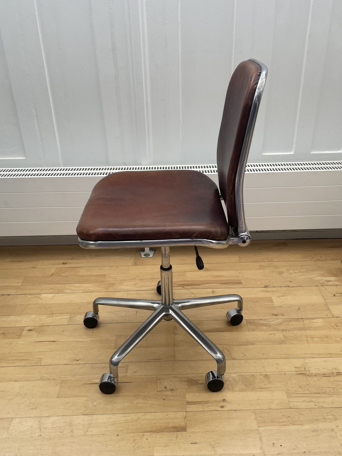 Vintage Hille Fred Scott Supporto Task Chair. Low Back Without Arms In Polished Aluminium With Brown Leather Seat Pads photo Furniture