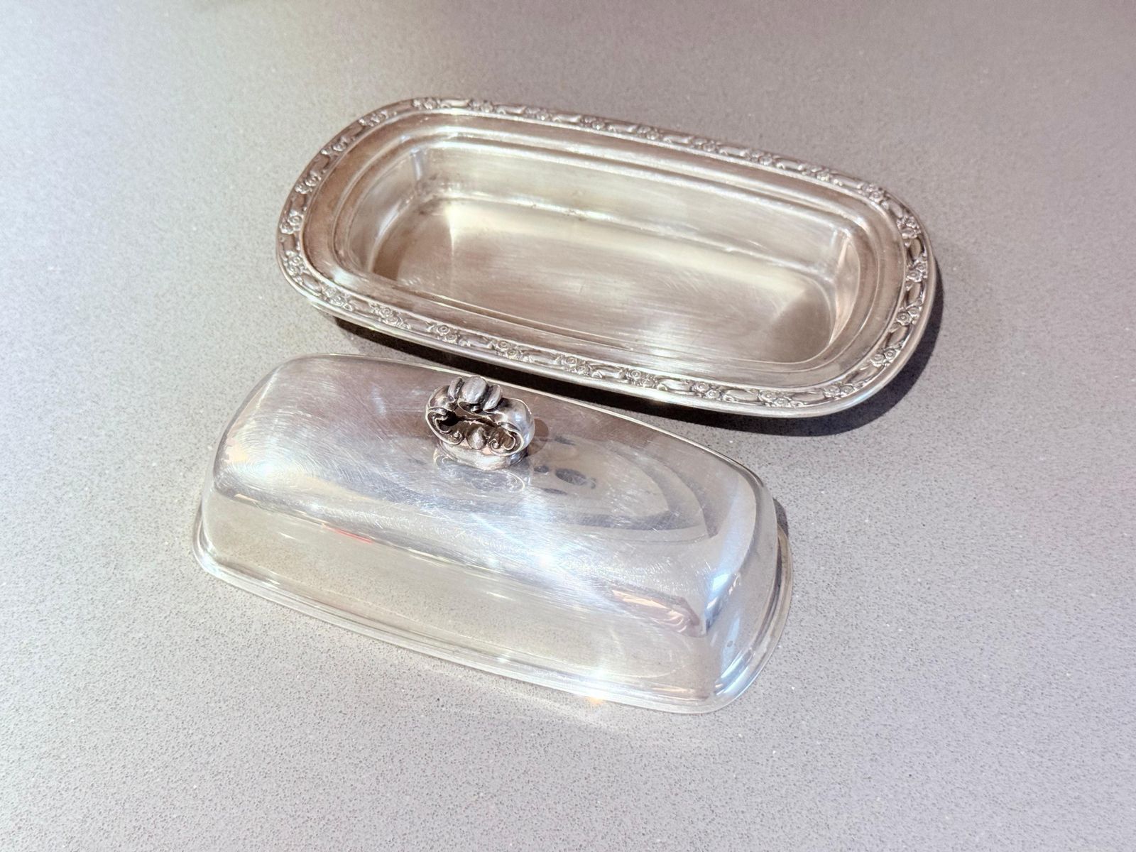 Antiek verzilverde botervloot met koepeldeksel, vintage Engelse botervloot met deksel photo 429.0