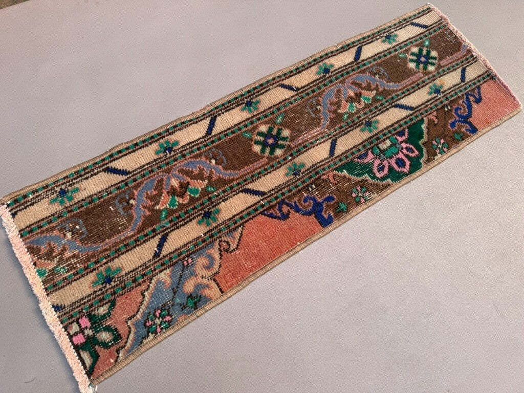 Klein vintage Turks tapijt 36x103 cm, korte loper, mini vloerkleed 2559 photo furniture