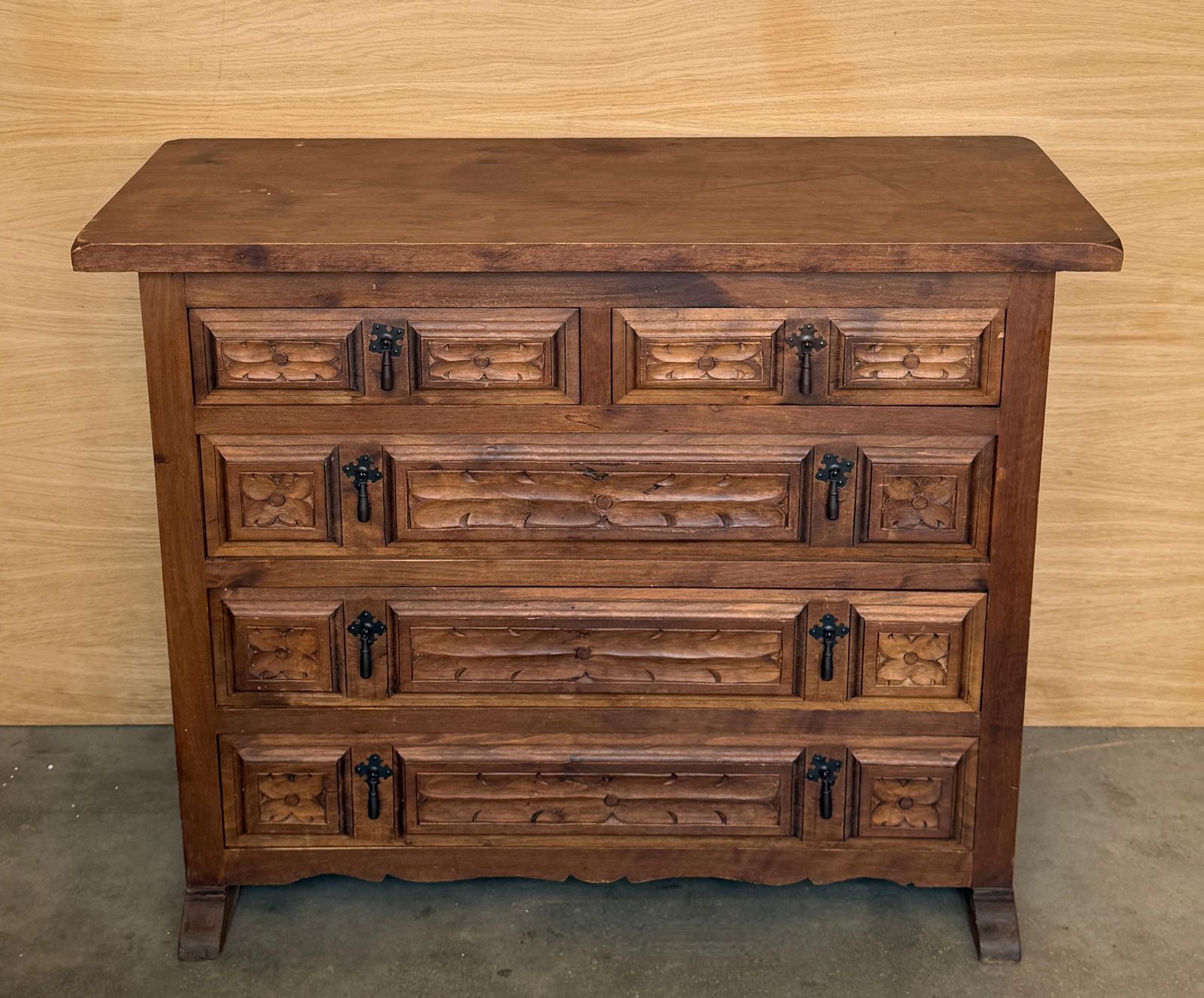 Commode baroque catalane espagnole du XXe siècle en noyer sculpté, cinq tiroirs, style toscan photo furniture