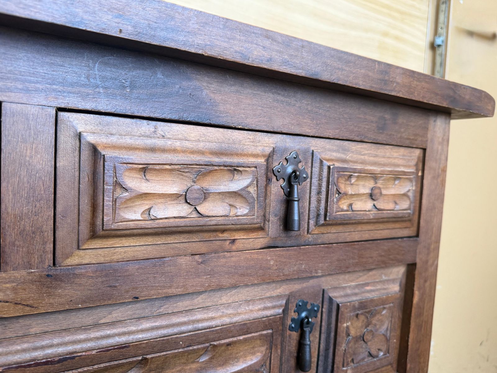 photo for sale Commode baroque catalane espagnole du XXe siècle en noyer sculpté, cinq tiroirs, style toscan