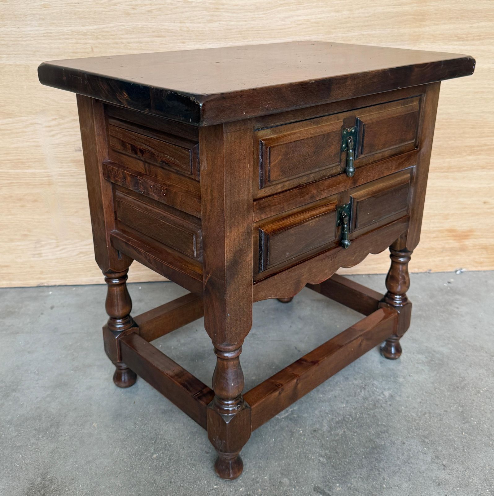 Tables de chevet rustiques espagnoles en bois massif, paire avec deux tiroirs et pieds tournés photo vinterior