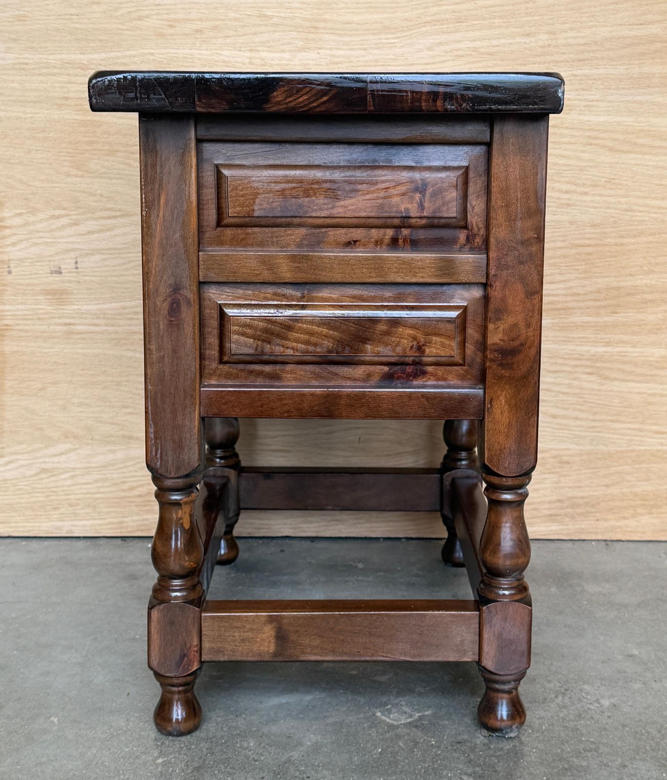 photo for sale Tables de chevet rustiques espagnoles en bois massif, paire avec deux tiroirs et pieds tournés