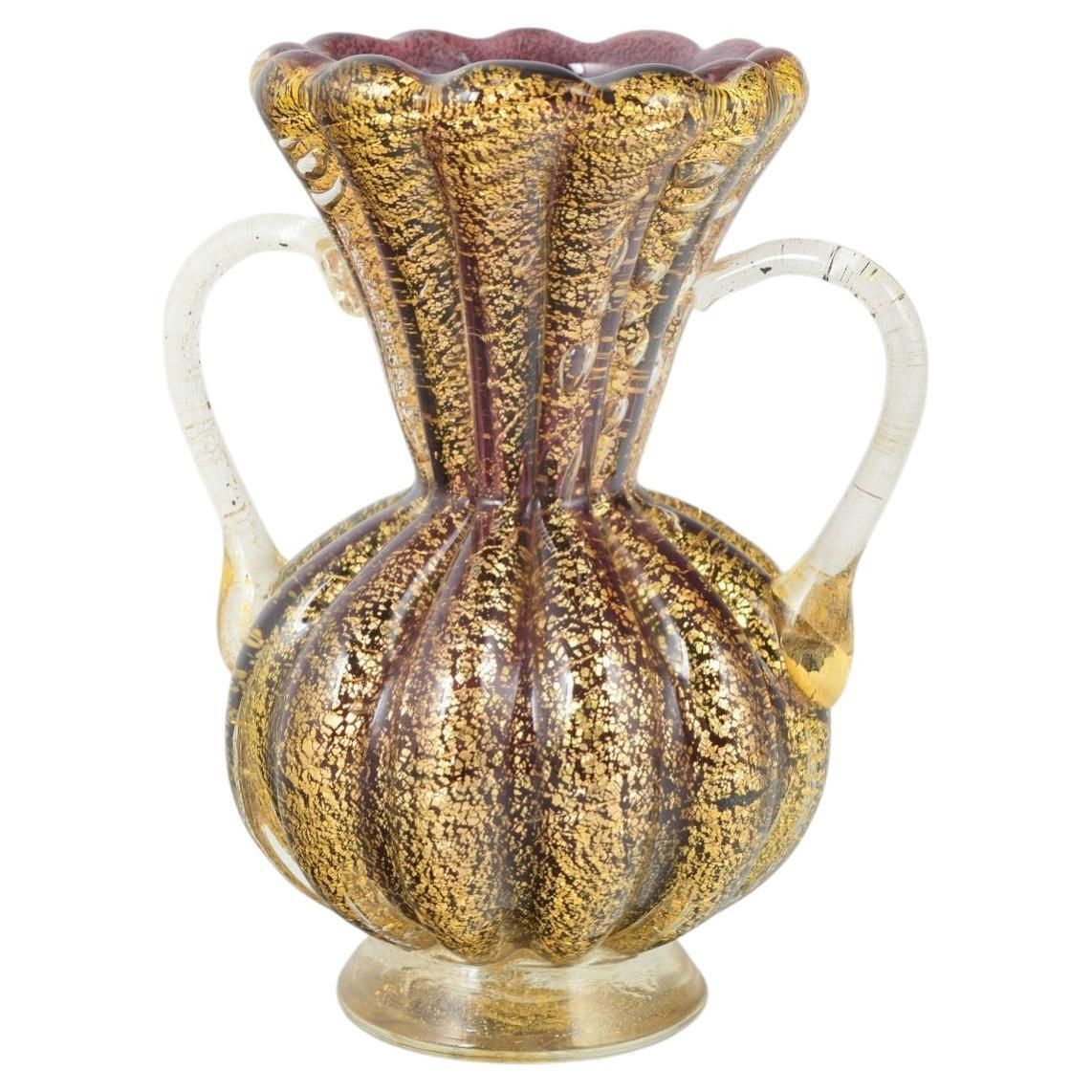 Murano vaas met geribbeld lichaam, twee heldere handvatten en goudstofinsluitsels.