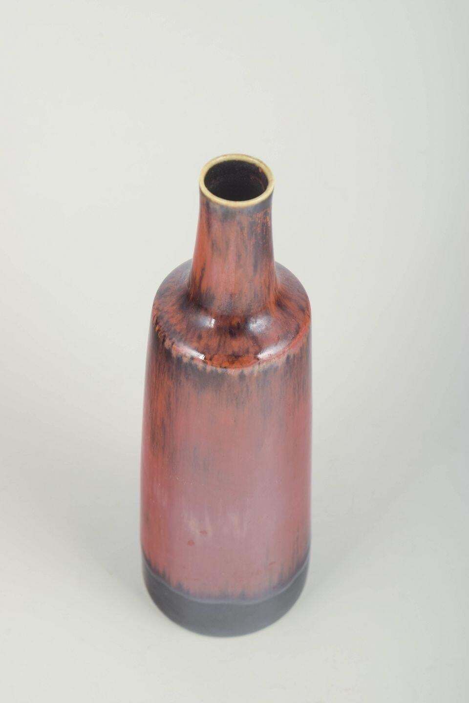 Carl Harry Stålhane voor Rörstrand. Cilindrische vaas met roodbruine glazuur. photo Woonaccessoires
