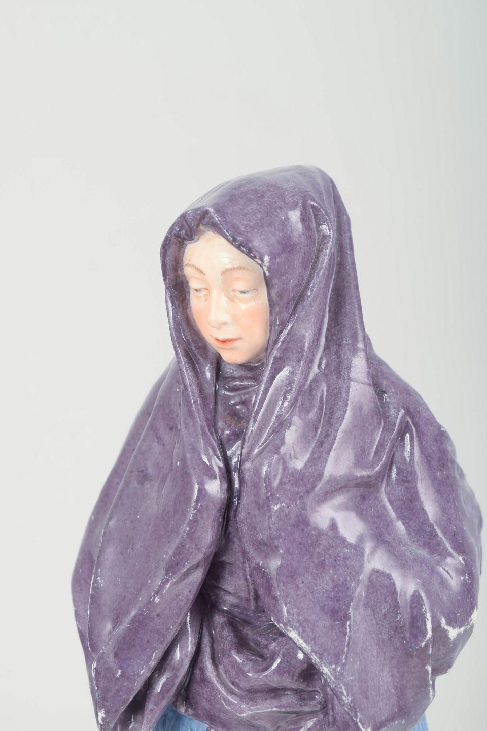 Royal Copenhagen. Porseleinen figuur van een vrouw in traditionele volksdracht. photo furniture