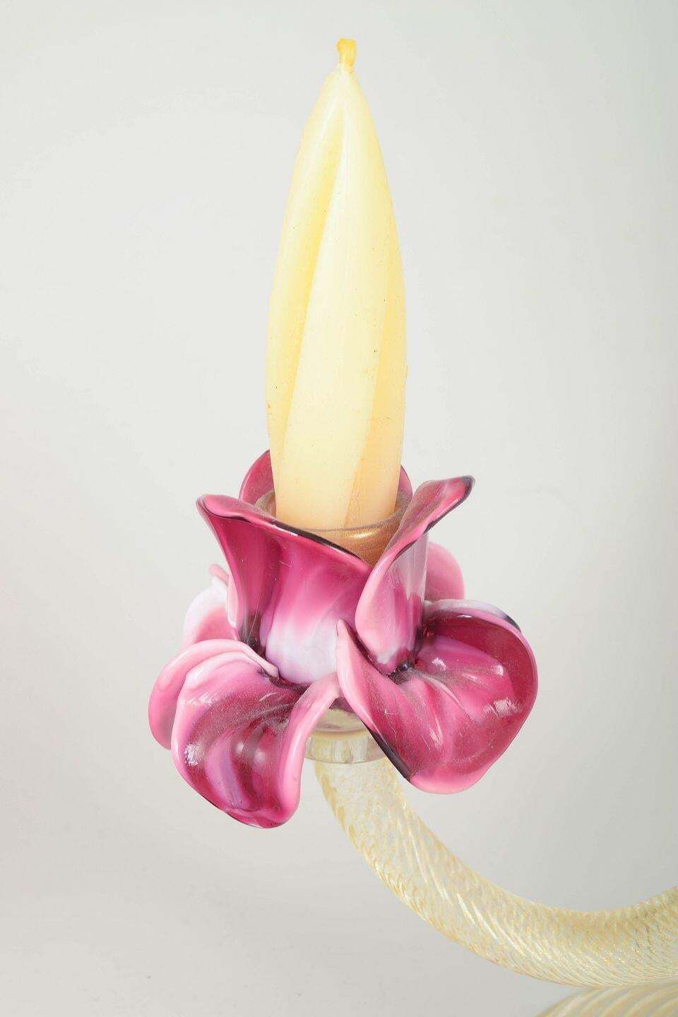Murano. Grote tweearmige kandelaar in kunstglas met bloemelementen, jaren 1960 photo for sale