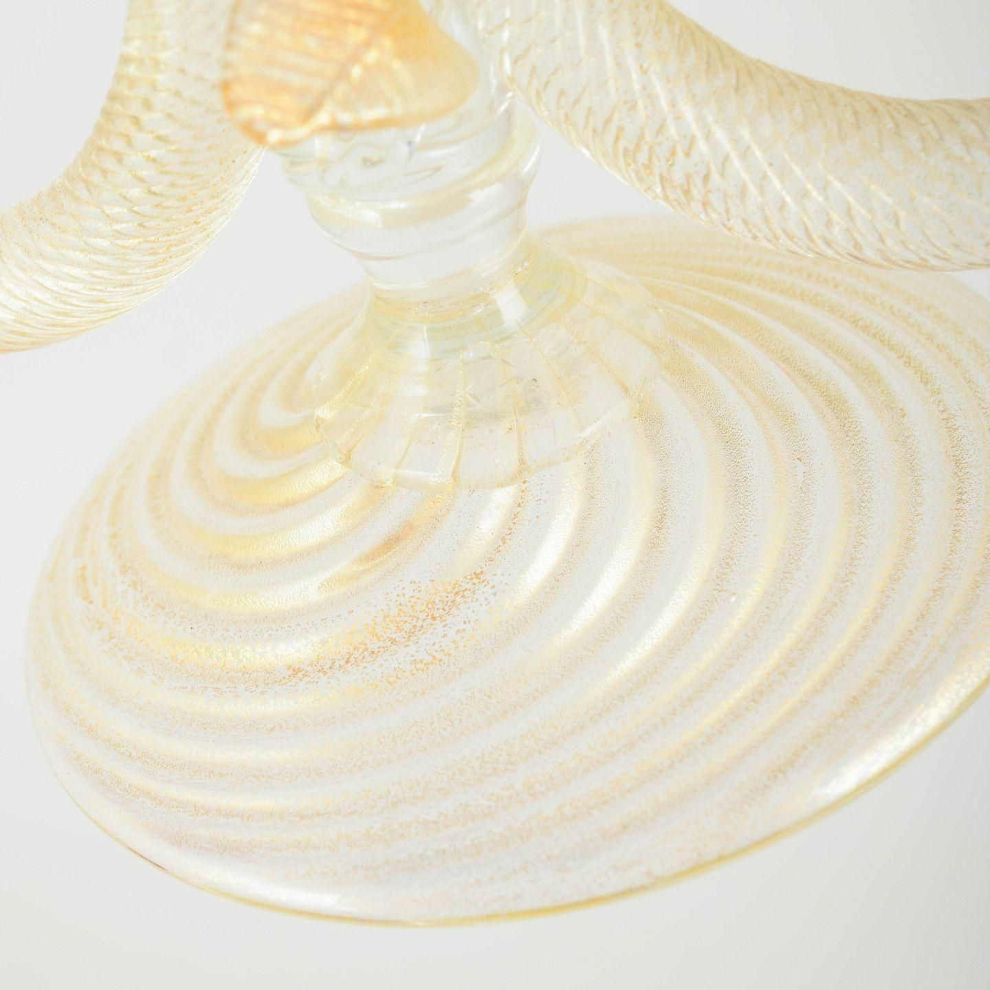 Murano. Grote tweearmige kandelaar in kunstglas met bloemelementen, jaren 1960 photo vinterior