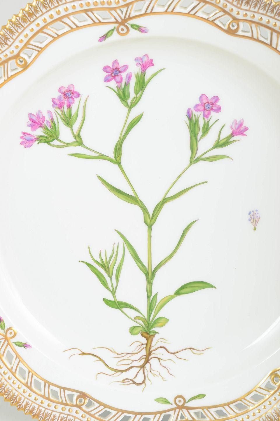Royal Copenhagen. Grand plat Flora Danica à bordure ajourée. photo furniture