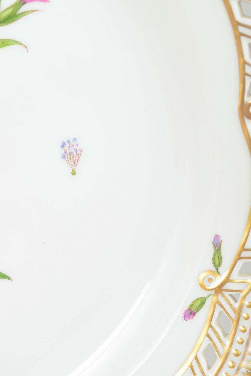 Royal Copenhagen. Zeer groot Flora Danica bord met opengewerkte rand. photo Woonaccessoires