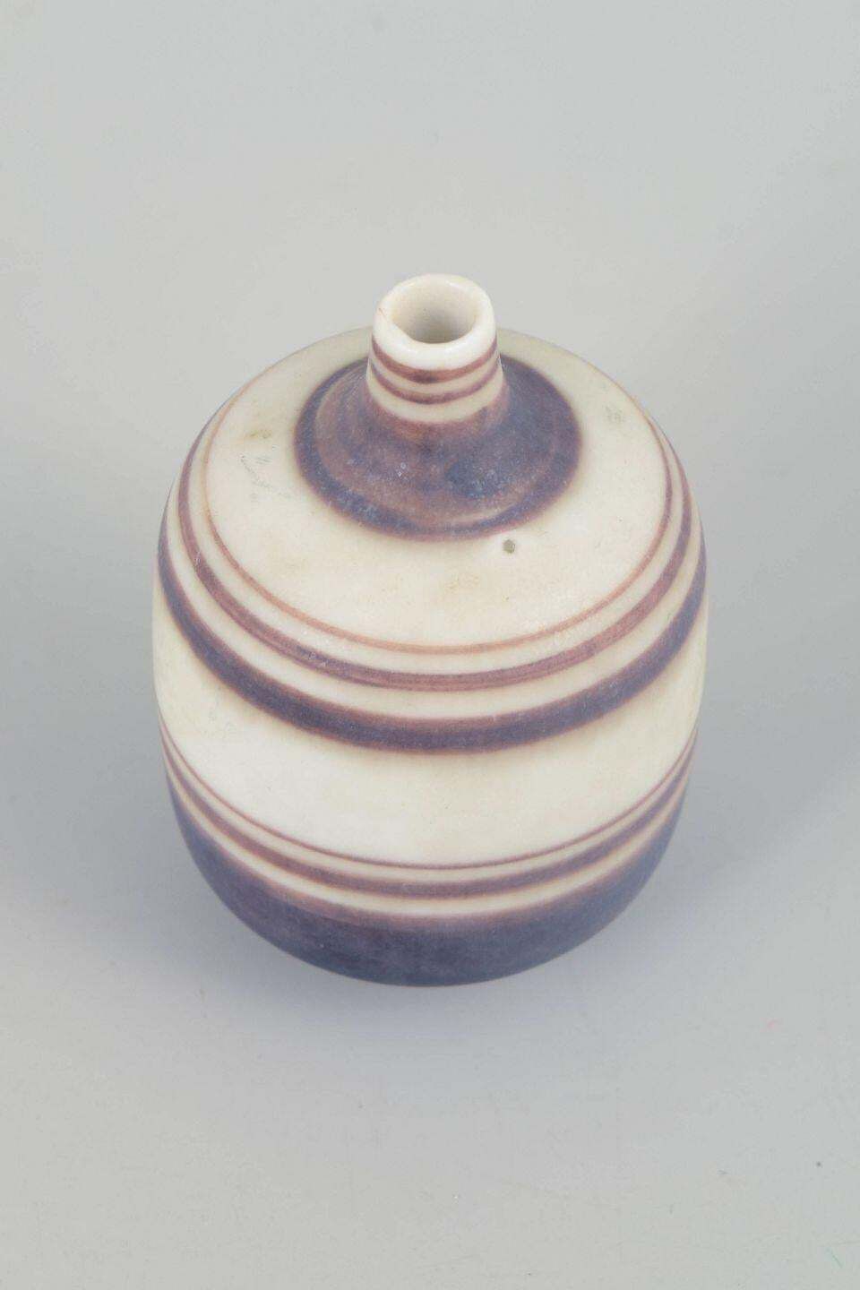 Gunnar Nylund voor Rörstrand. Miniatuur Steengoed Vaas Met Gestreepte Decoratie. photo furniture