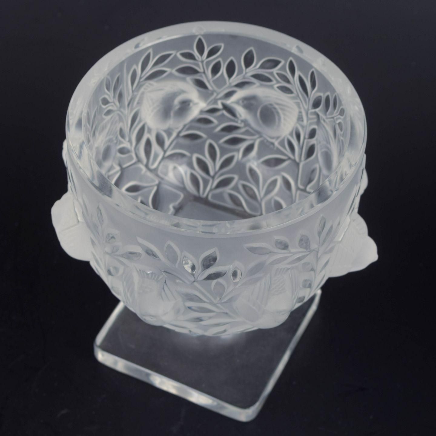 René Lalique. Frosted Crystal Vase op Voetstuk. Jaren 1970 photo furniture