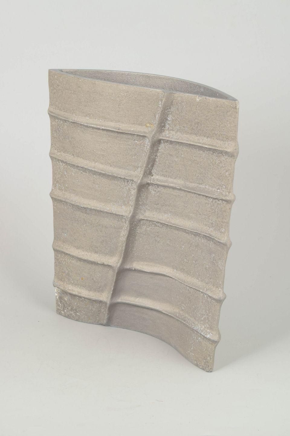 Pascal Mourgue. Brutalist aluminium vaas met asymmetrische vorm, jaren 1980 photo for sale