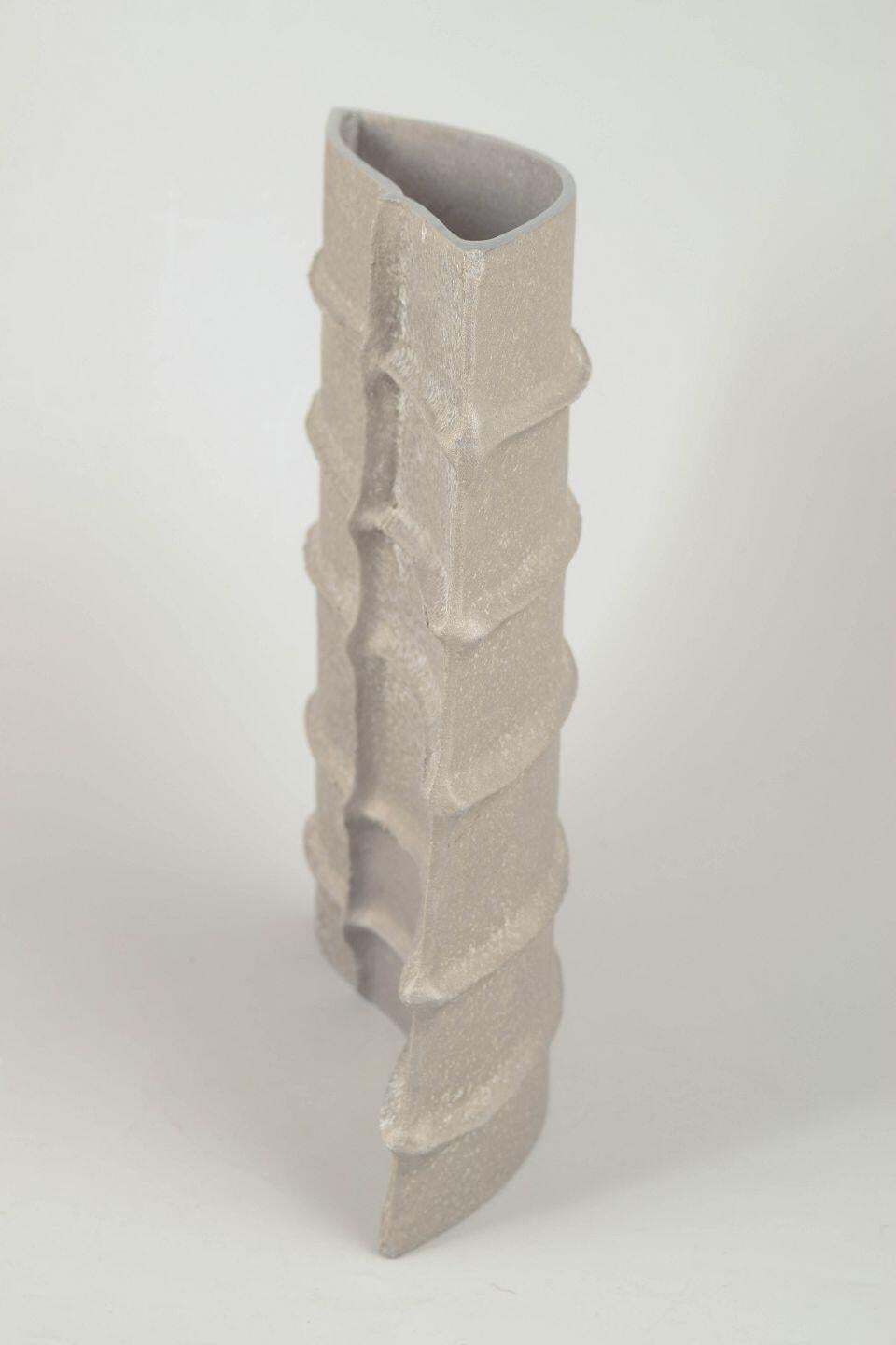 Pascal Mourgue. Brutalist aluminium vaas met asymmetrische vorm, jaren 1980 photo Woonaccessoires