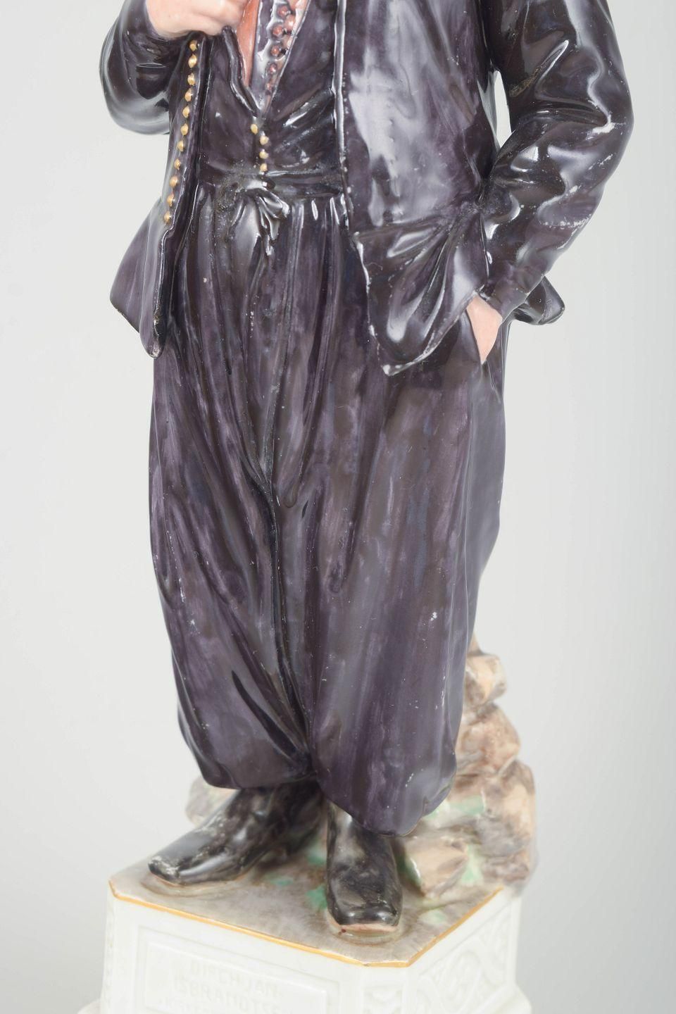 Royal Copenhagen. Porseleinen figuur van man in traditioneel streekdracht. photo for sale