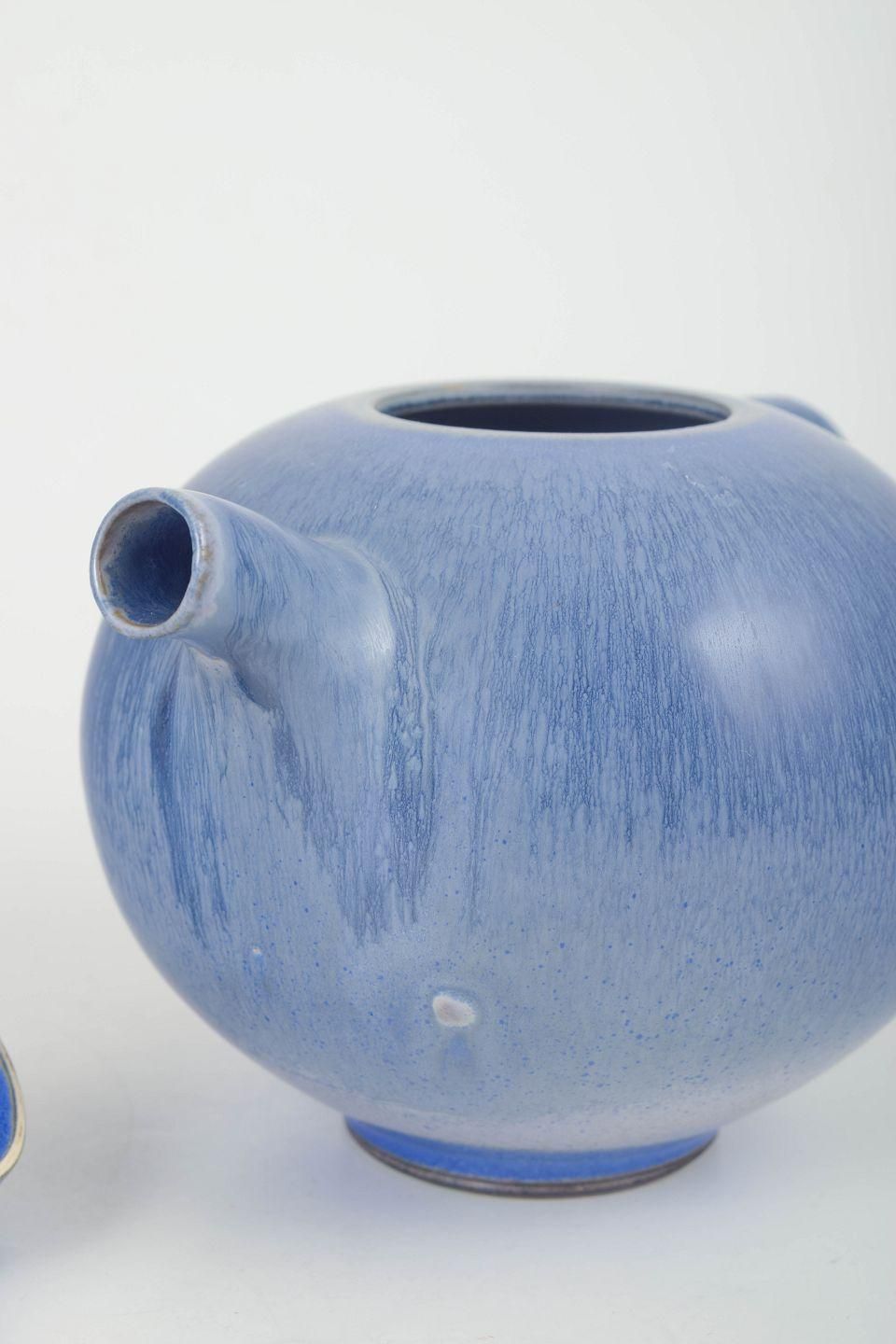 Berndt Friberg, Gustavsberg Studio. Zeldzame stoneware theepot met blauwe glazuur. 1951 photo for sale