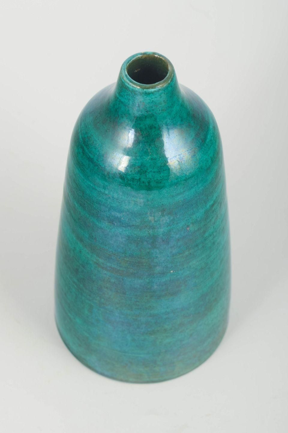 Europese studiopottenbakker. Stoneware vaas met diep smaragdgroen glazuur. Jaren 1970 photo furniture
