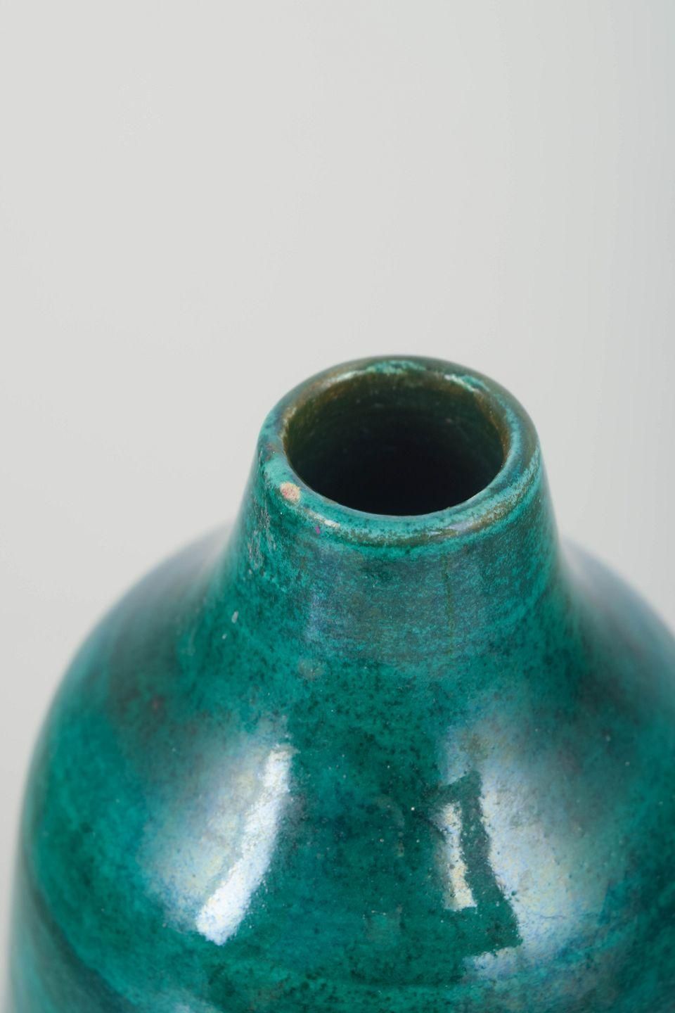 Europese studiopottenbakker. Stoneware vaas met diep smaragdgroen glazuur. Jaren 1970 photo for sale