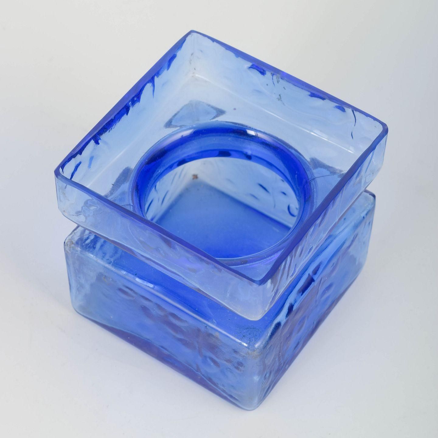 Helena Tynell, Riihimäen Lasi. Vaas in helder blauw kunstglas uit de "Pala" serie. photo furniture